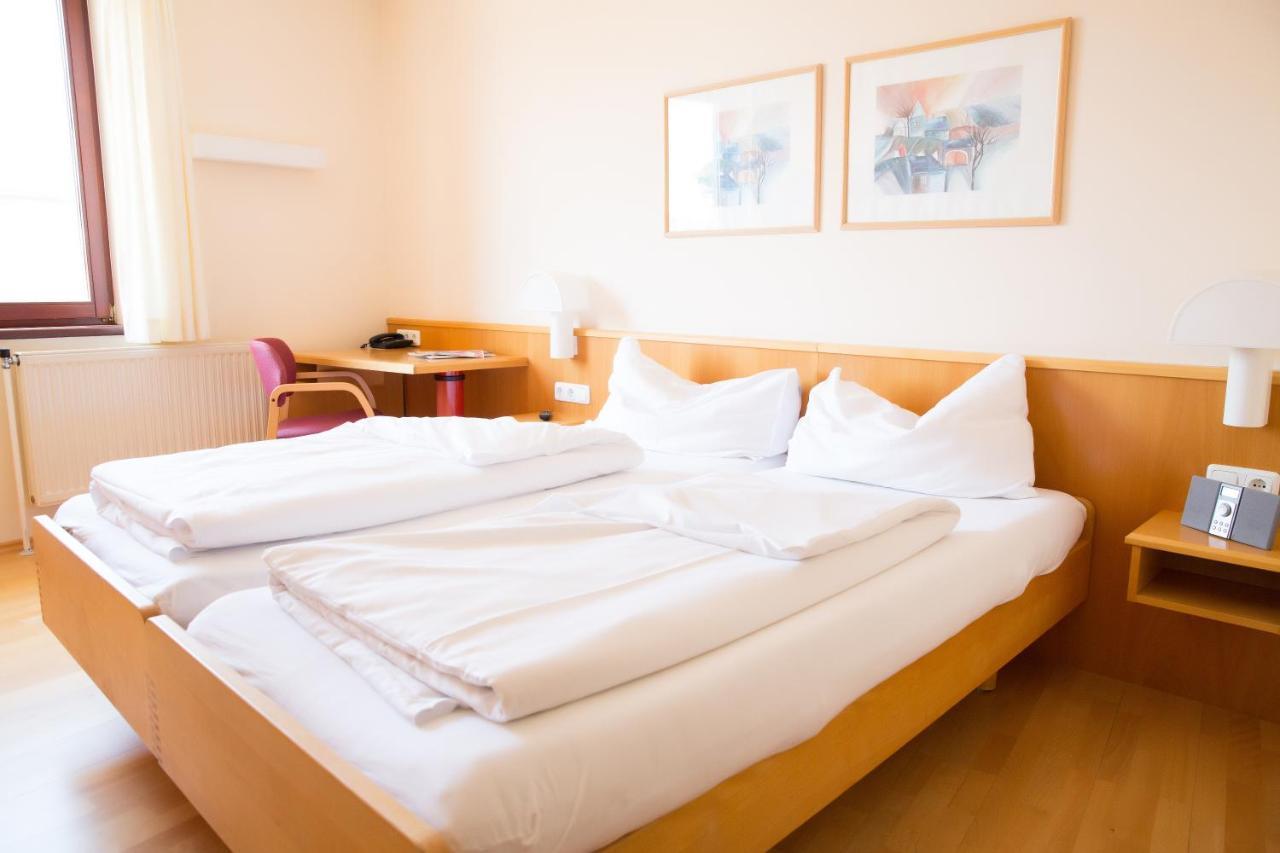 Das Reinisch Just Rooms Schwechat Eksteriør billede