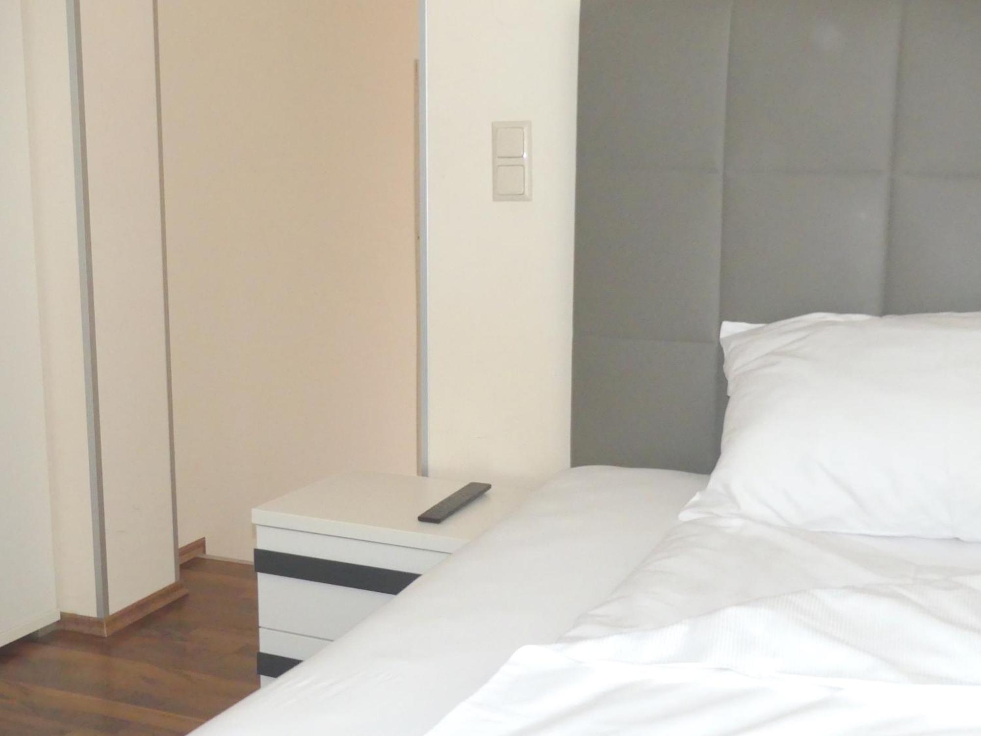 Das Reinisch Just Rooms Schwechat Eksteriør billede